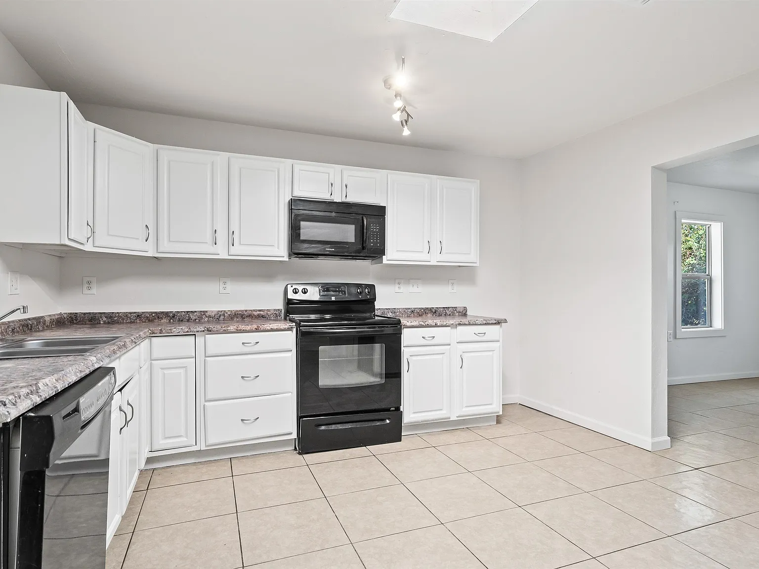 3 bed, 865 sqft, $1,190 — Photo 4