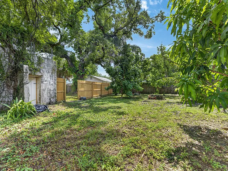 1005 E Flora St — Photo 29