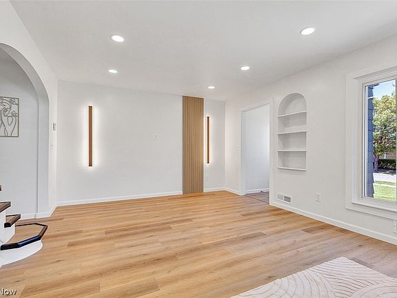 5th image of 10620 Raymond Ave