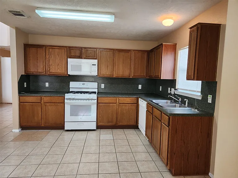 7346 Cypress Prairie Dr — Photo 4