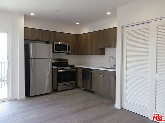 4th image of 1019 S Catalina St #404