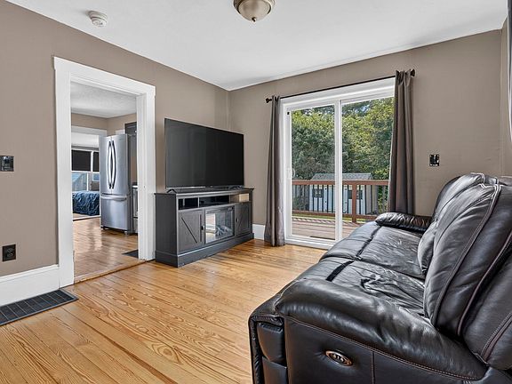 4th image of 1043 Somerville Street