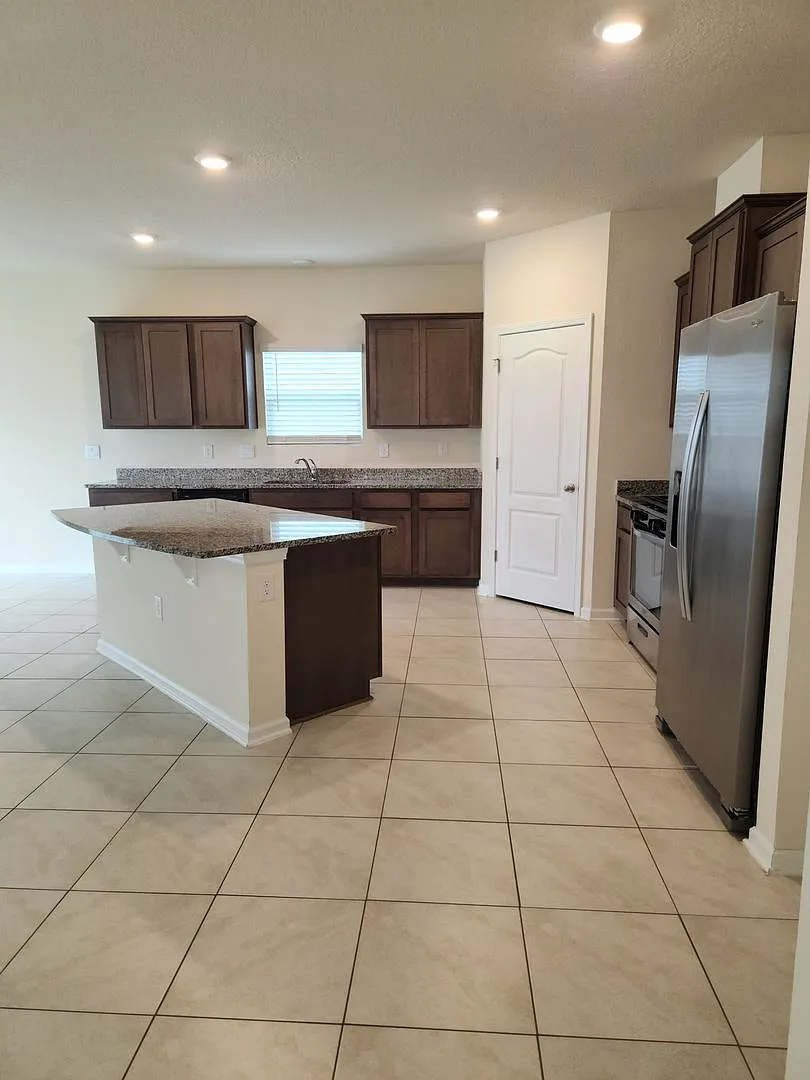 Perfect Location and Practically new! — Photo 4