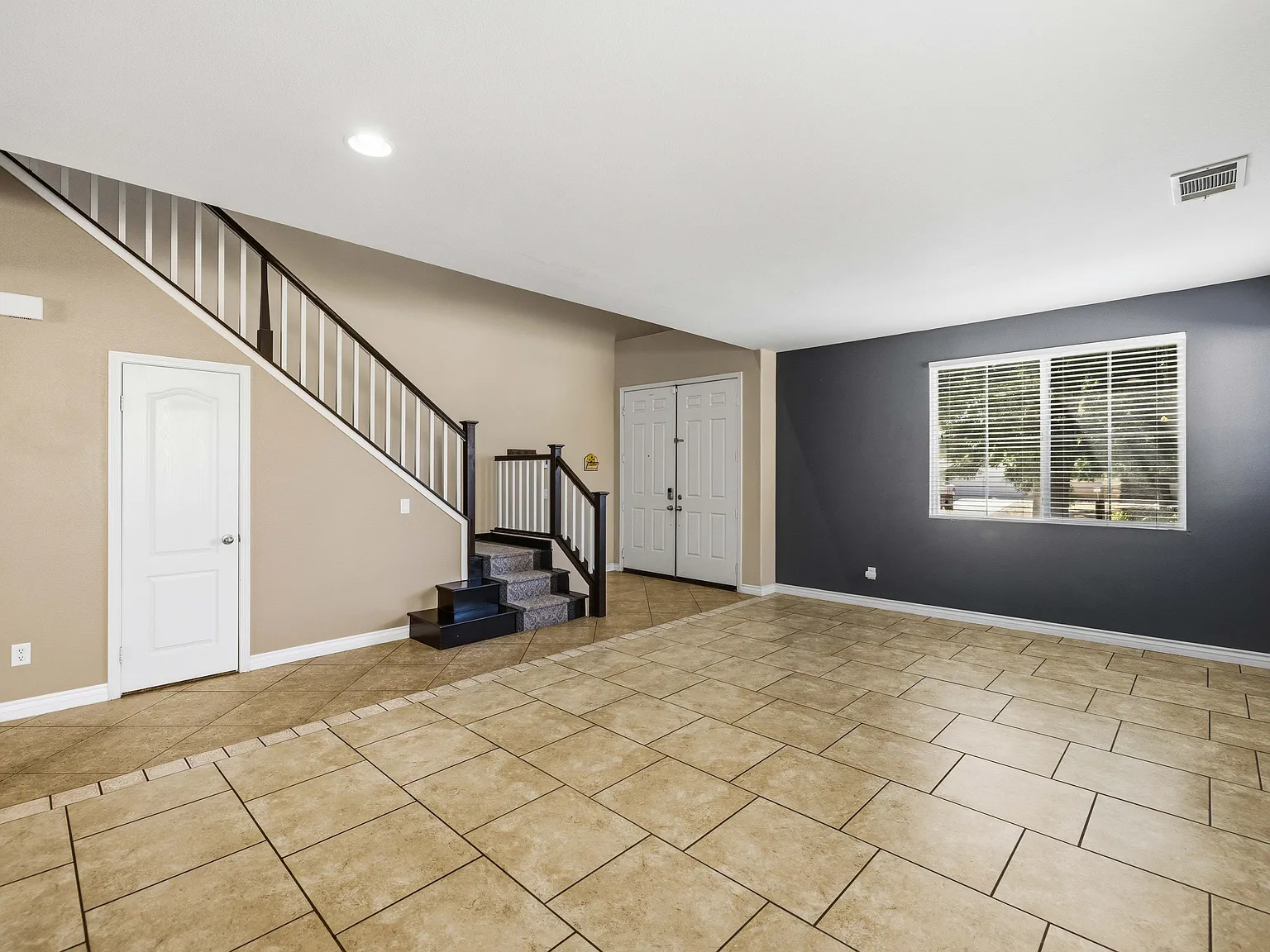 3 bed, 2716 sqft, $3,100 — Photo 3