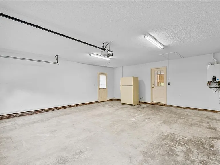 3011 Colony Dr — Photo 3