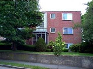 410 Langley Rd APT 8, Newton, MA 02459