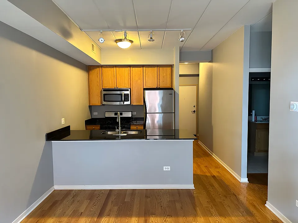974 W 35th Pl #308
