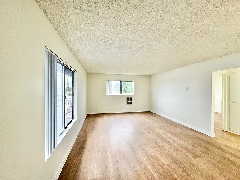 Benton Apartments — Photo 7
