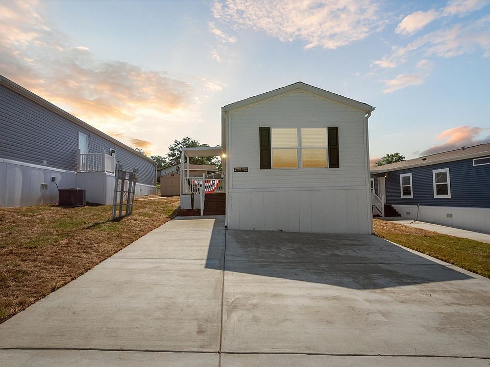 Exterior Image-0-Clayton JW81 Holiday Village