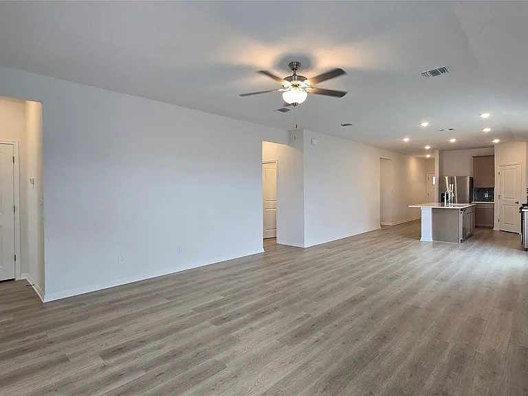 122 Holmby Dr — Photo 8