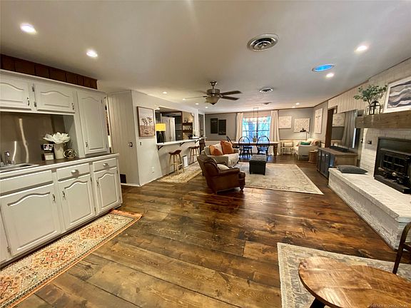 3rd image of 69 Turner Cir