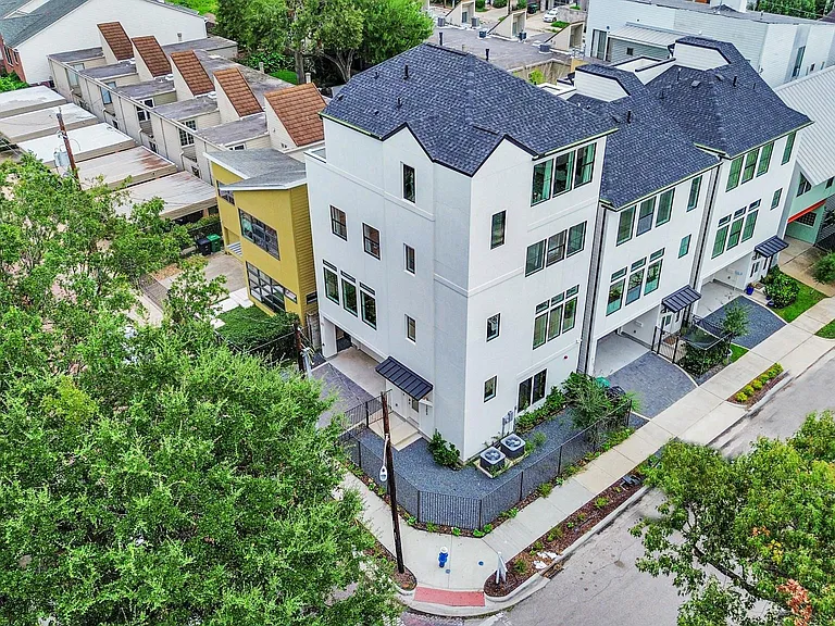 2303 Yupon St — Photo 3