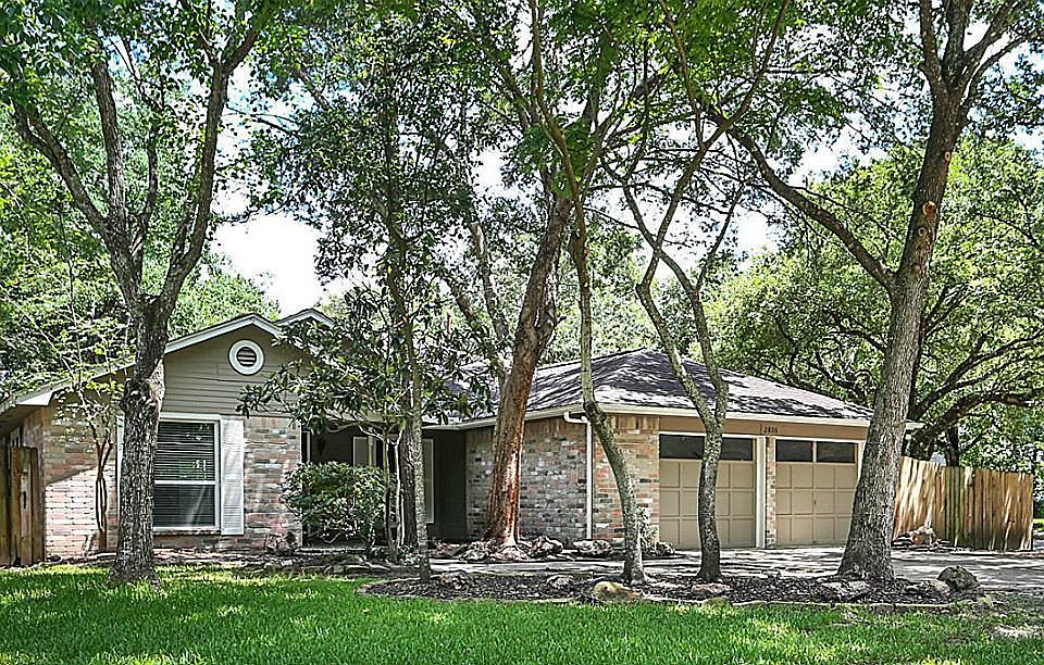 1st image of 2806 Parkwood Manor Dr