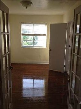 3rd image of 907 Euclid Ave APT 4