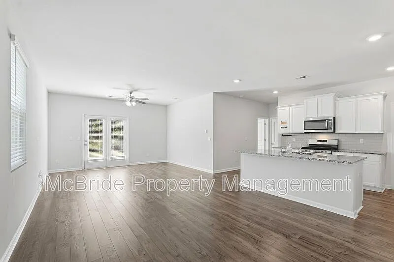 5 bed, 3.0 bath, 2361 sqft, $2,800 — Photo 3