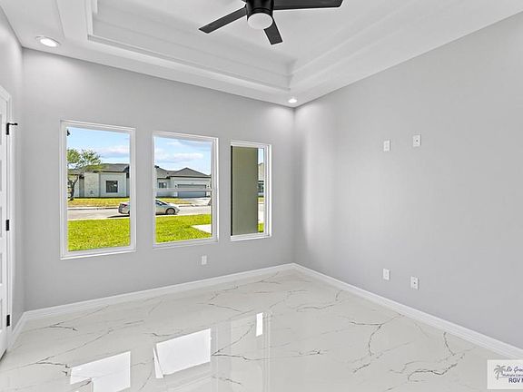 3rd image of 6243 Queens Woods
