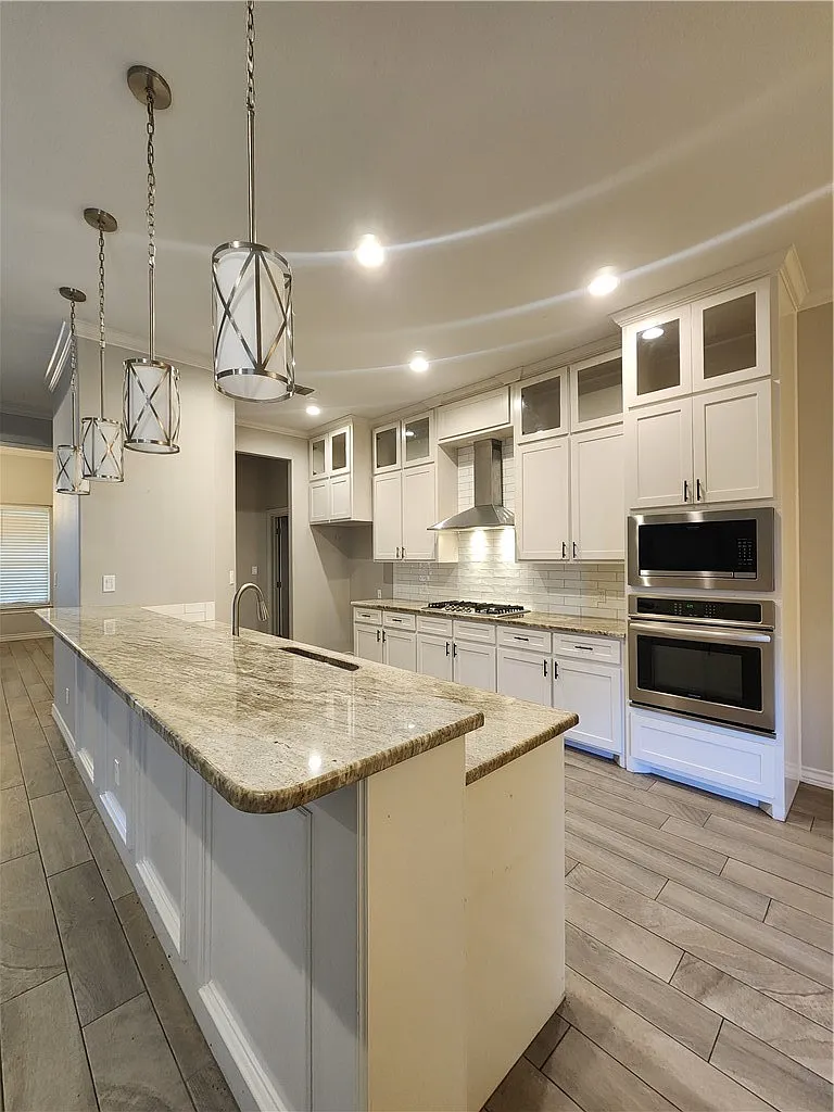4 bed, 2.0 bath, 2396 sqft, $3,200 — Photo 3