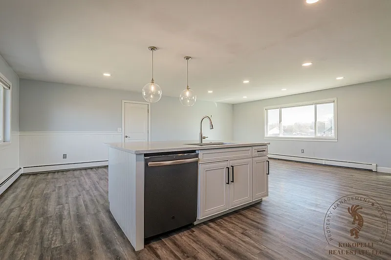 4 bed, 2.0 bath, 2258 sqft, $2,000 — Photo 4