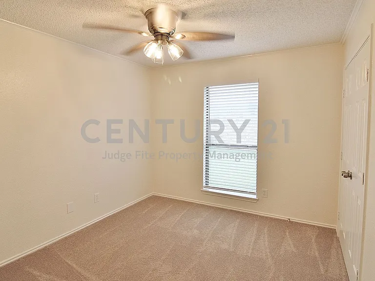 1103 Hemlock Ct — Photo 10