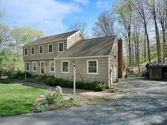 4th image of 28 Kings Point Ln