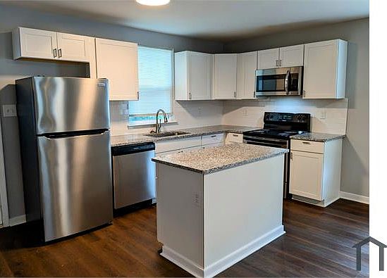 2nd image of 2113 Richmond St