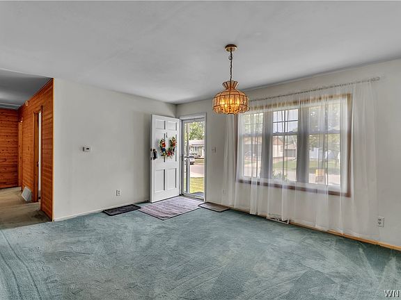 5th image of 293 Desmond Dr