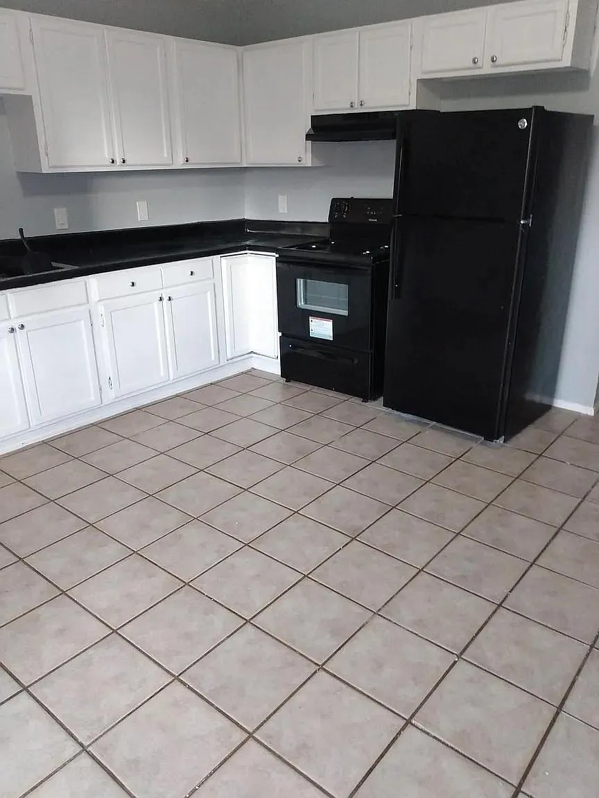 2 bed, 1.5 bath, 1200 sqft, $895 — Photo 2