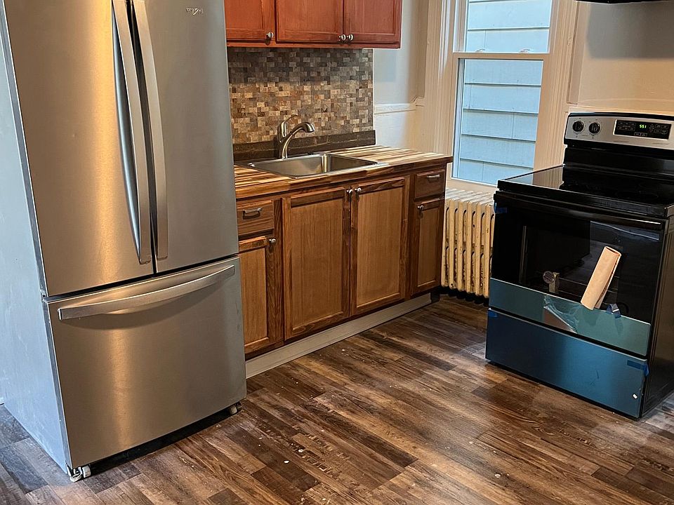 Some paint marks on the floor but in process of cleaning up new
Appliances
