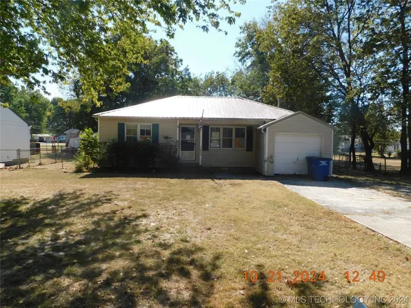 1004 SE 9th St, Wagoner, OK 74467