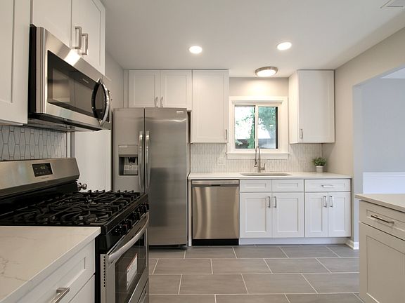 2nd image of 265 Wilmette Ct Unit B2
