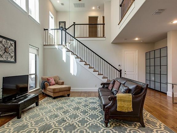 4th image of 629 Surrey Ln