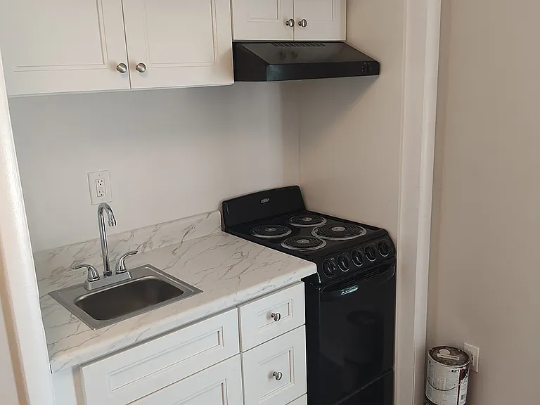 200 Park Ave #5 — Photo 2