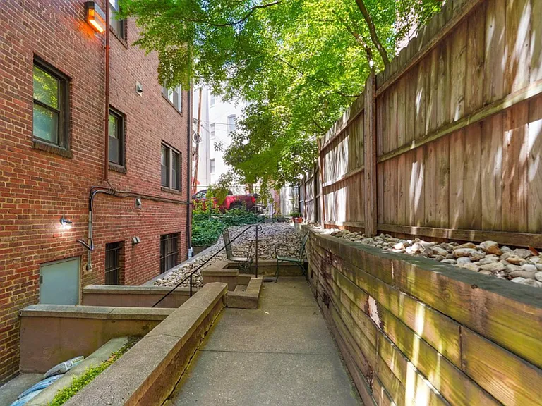 1727 R St NW #404 — Photo 28