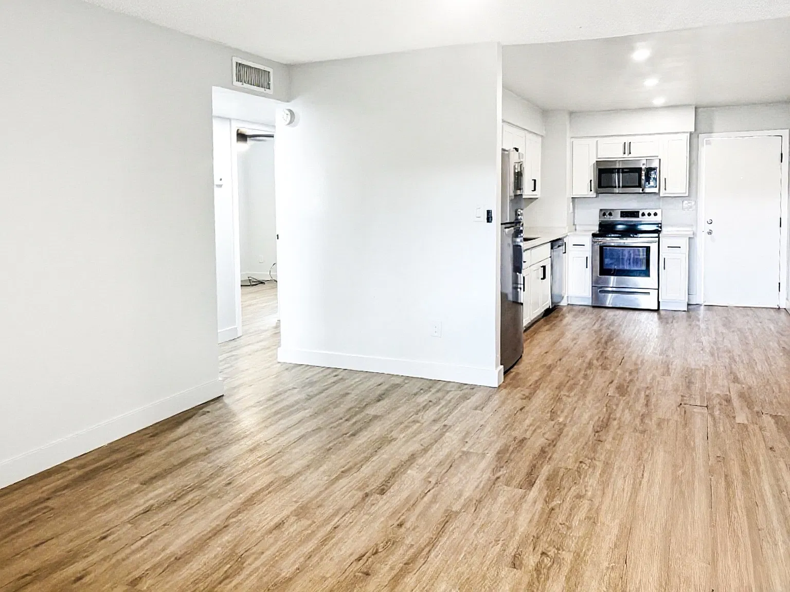2 bed, 900 sqft, $1,250 — Photo 4
