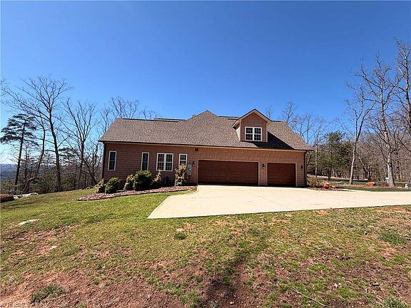 3rd image of 848 Sierra Trace Rd