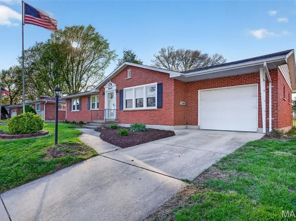 11 Elmwood Pl, Saint Charles, MO 63301