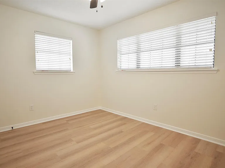 536 Castlelake Dr — Photo 14