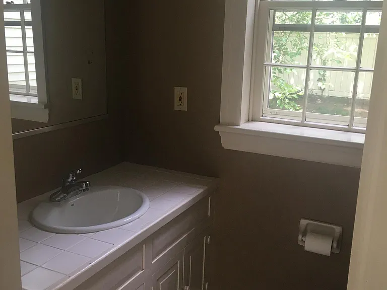 Powder room (1/2 bath), 1st floor