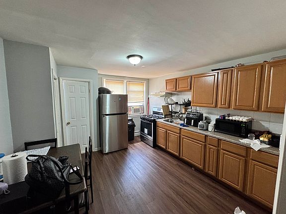 2nd image of 90 E 21st St