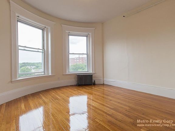 4th image of 1369 Beacon St #42