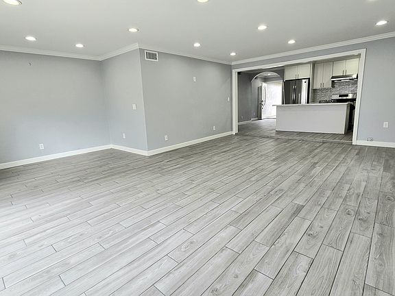 3rd image of 8635 Frobisher St