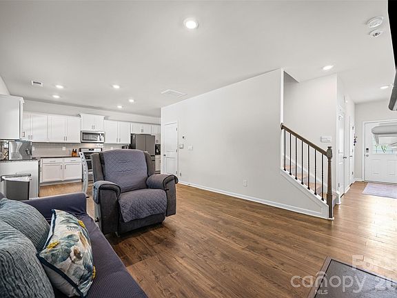 5th image of 542 King Clover Ln
