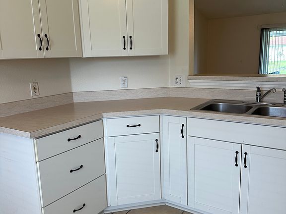 Kitchen Cabinets & Drawers