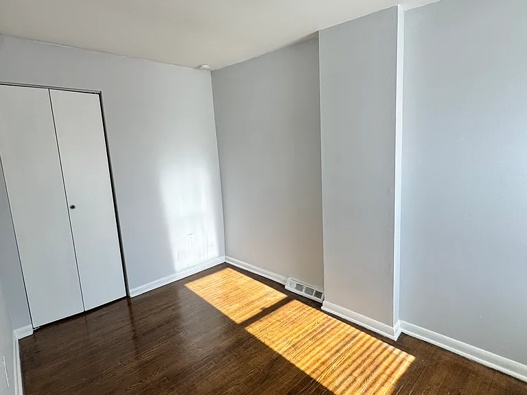 832 W 5th St — Photo 11