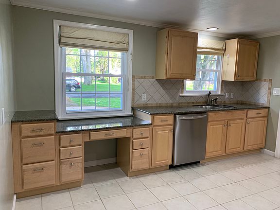 5th image of 107 Balsam St