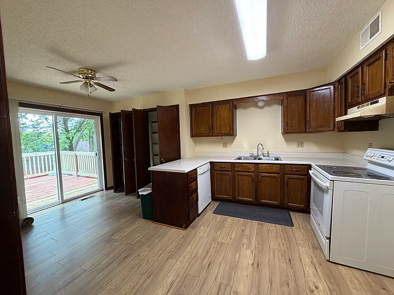 Kitchen/Dining Area