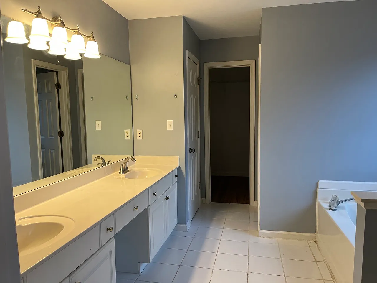 4 bed, 2.5 bath, 2500 sqft, $2,250 — Photo 4