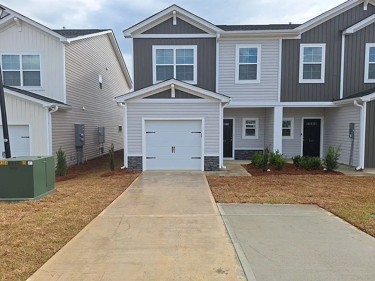 725 Gatestone Ln — Photo 1