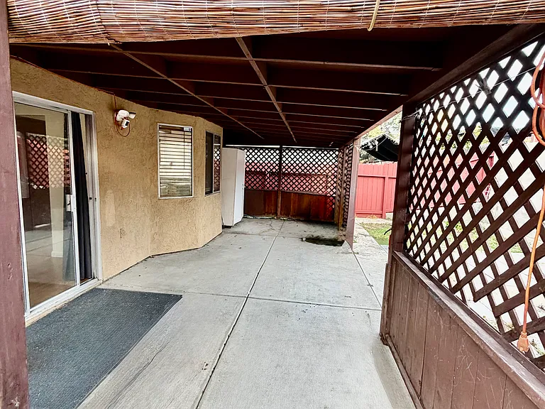 320 Hawthorne Dr — Photo 13