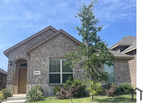 3 bed, 1600 sqft, $2,400 — Photo 2